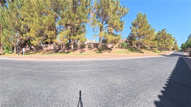 Building Photo - 2050 W Warm Springs Rd