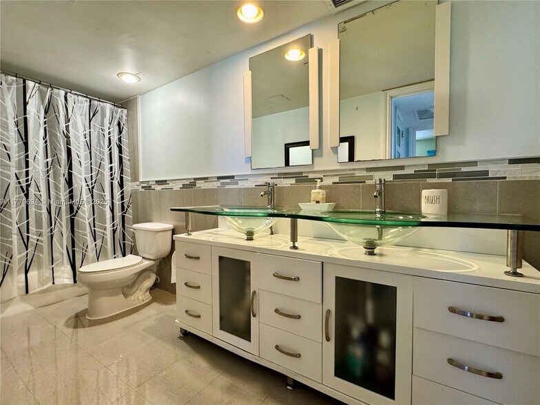 Building Photo - 3000 S Ocean Dr