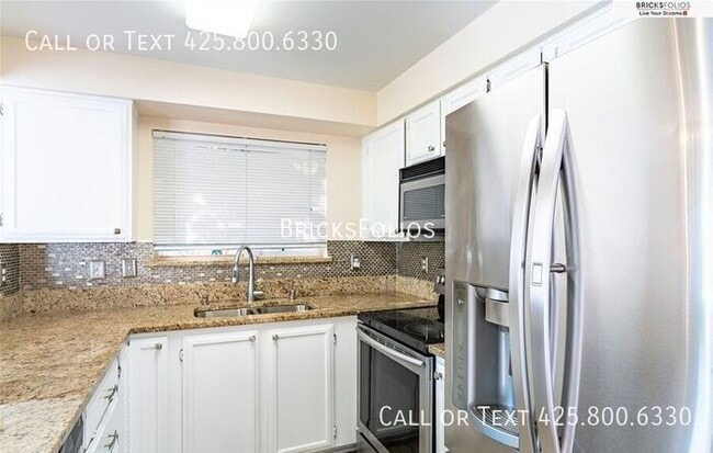 Building Photo - Bright & Modern End-Unit Townhome with Pool and Fitness Center