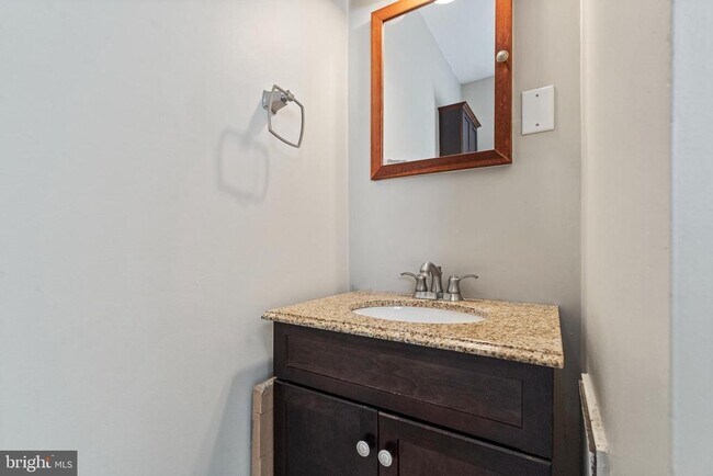 Building Photo - 923 N Main St