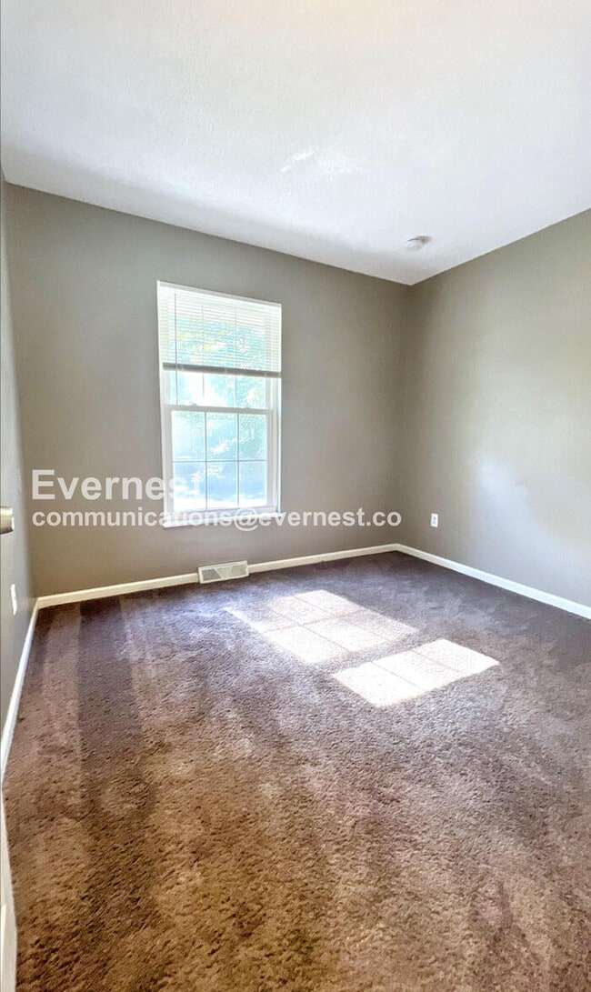 Building Photo - 4 Bed, 2 Bath Home with Garage / Pet-Frien...