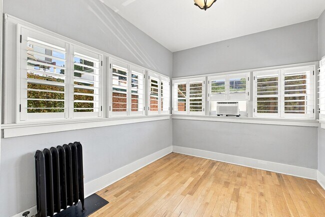 Building Photo - Charming 2-bedroom, 1-bath condo located in the heart of Denver