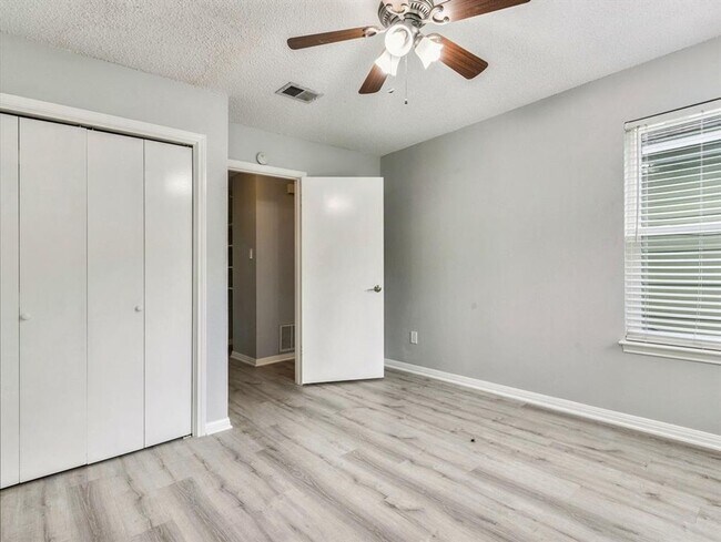 Building Photo - Charming 2 Bedroom, 1.5 Bathroom Home with...