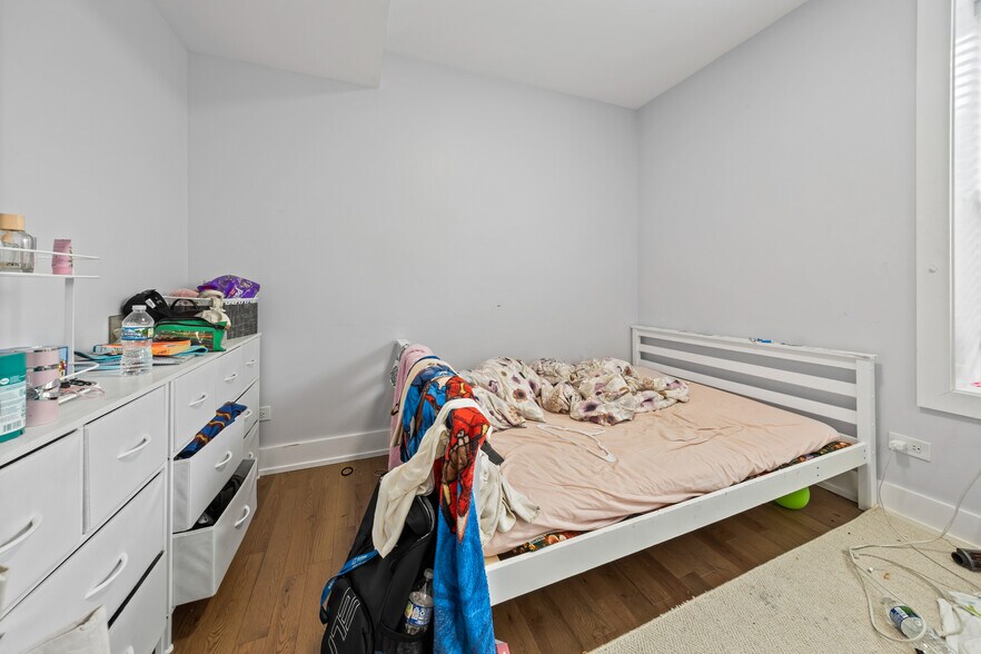 Building Photo - 2550 W Balmoral Ave