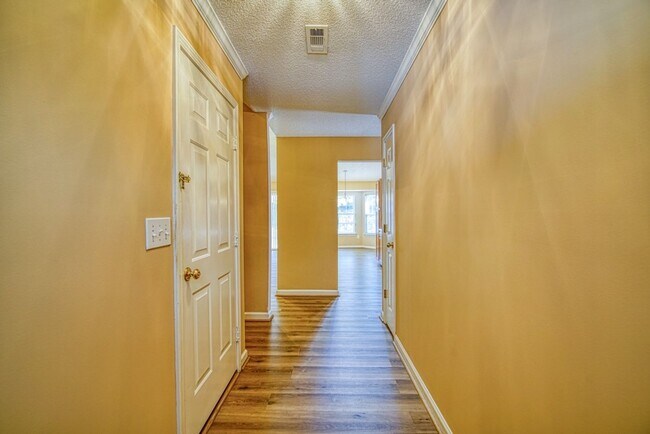 Building Photo - Spacious 4 BR, 2 BA Home On Quiet Cul de Sac, Private Fenced Backyard, Community Pool
