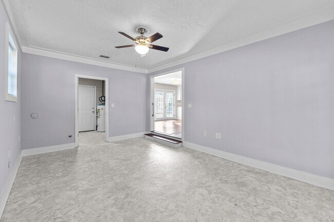 Building Photo - 2021 Fernwood Cir