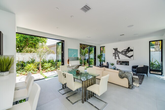 Building Photo - 370 N San Vicente Blvd
