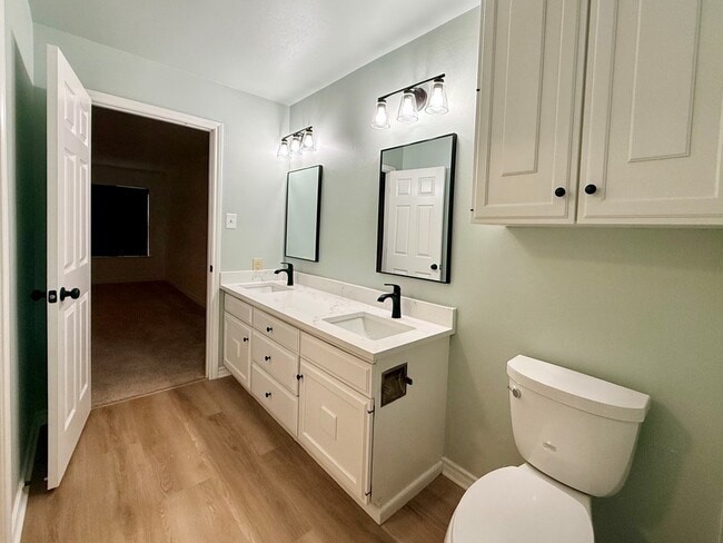 Building Photo - 511 Fairway Dr