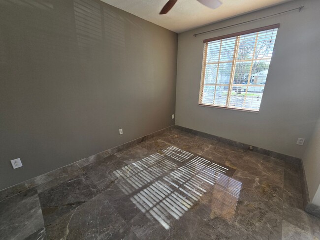 Building Photo - SPACIOUS 1 BEDROOM UNIT IS IN A HIGHLY SOU...