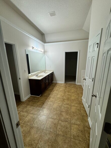 Building Photo - 4294 Defoors Farm Trl