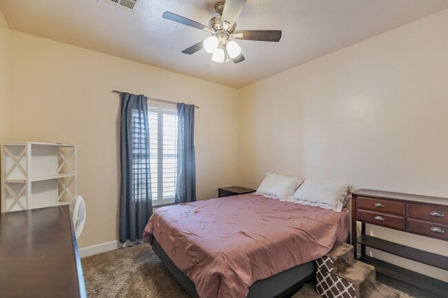 Building Photo - 4 Bedroom 2 bath Beautiful Home