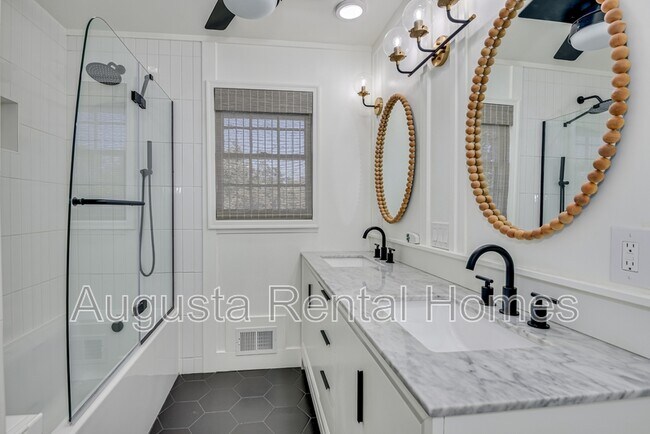 Building Photo - 3137 Edinburgh Dr