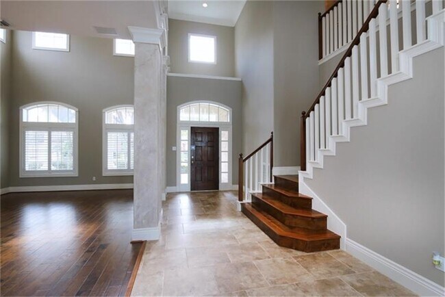 Building Photo - 6010 Stratford Gardens Dr