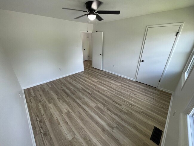 Building Photo - 1215 Mary Ross Ave