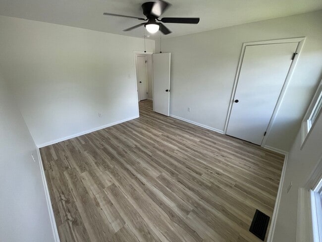 Building Photo - Modern Design Condo Near Shelbyville Country Club!
