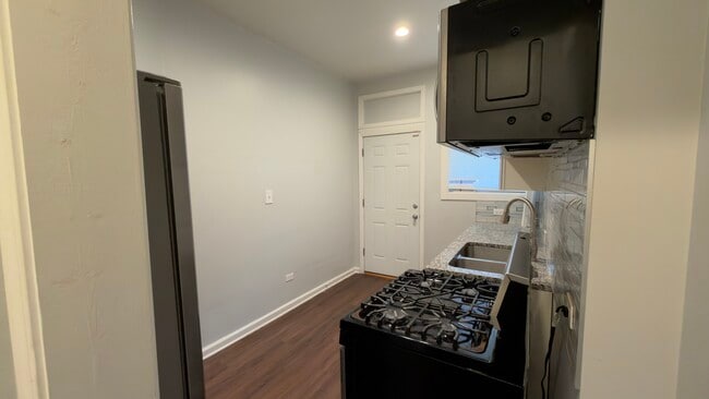 Building Photo - 1344 E 72nd Pl