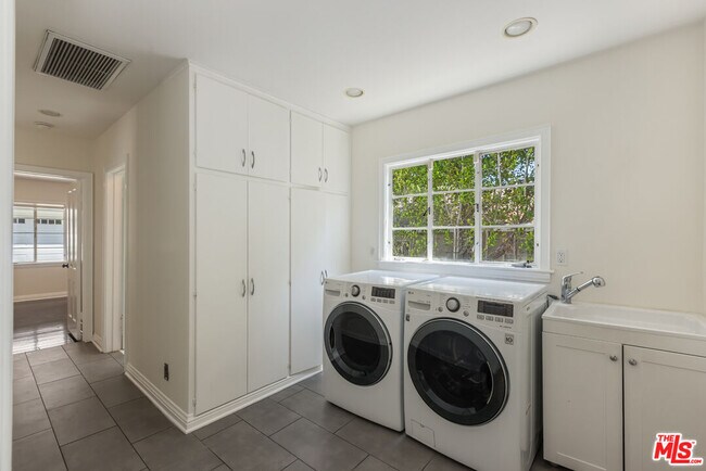 Building Photo - 11339 Thurston Pl
