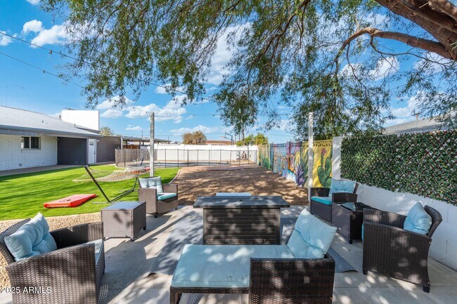 Building Photo - 1759 N Spring Cir