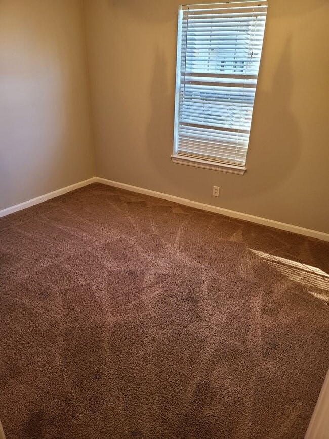 Building Photo - Conveniently located in a quiet cul-de-sac