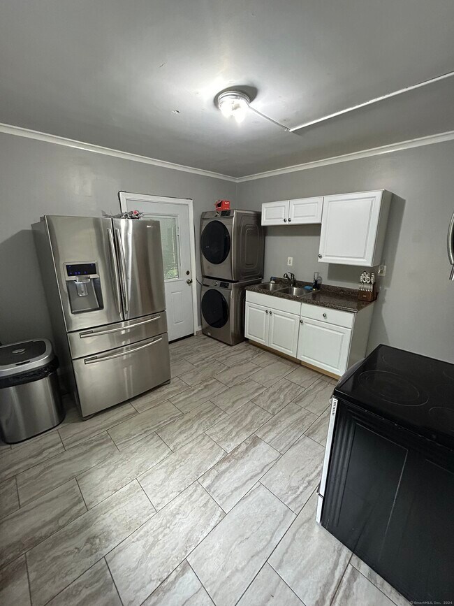 Building Photo - 647 E Main St