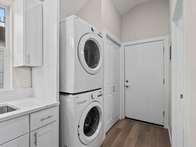 Building Photo - Brand New Midtown Casita