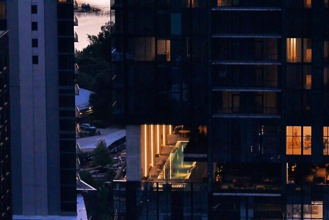 Building Photo - 610 Davis St