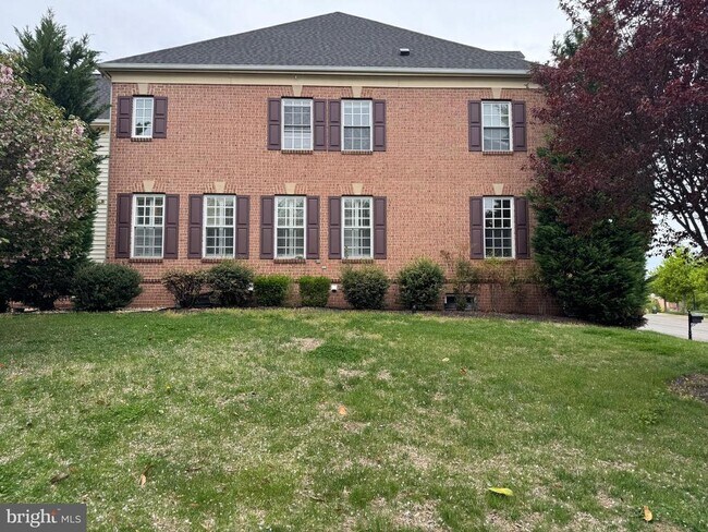 Building Photo - 11701 Town Green Rd