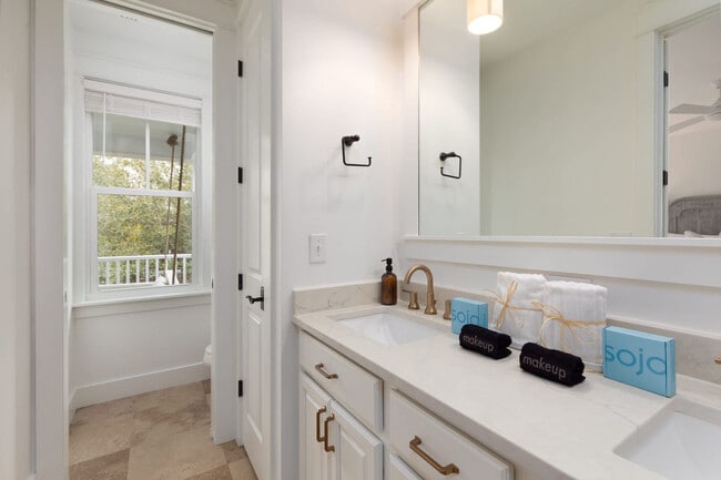 Building Photo - 80 East Royal Fern Way