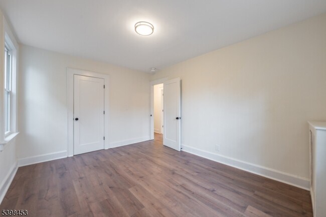 Building Photo - 160 Academy St