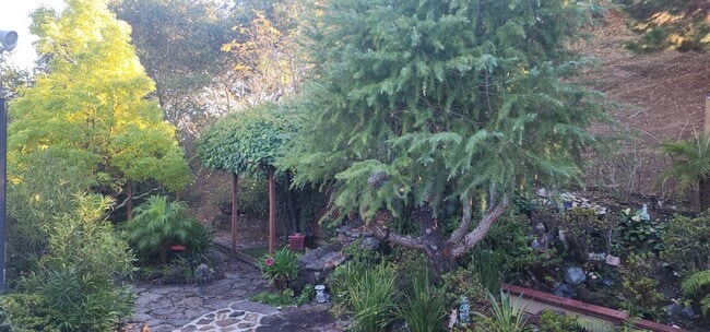 Building Photo - 100 Wimbledon Way