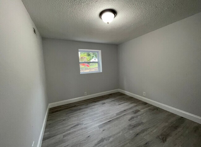 Building Photo - 3106 Greenway Dr