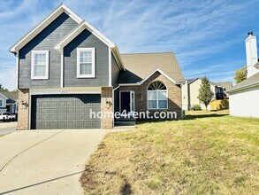 Building Photo - Wonderful Northland Home w/ Hardwood Floors and Plenty of Space!!