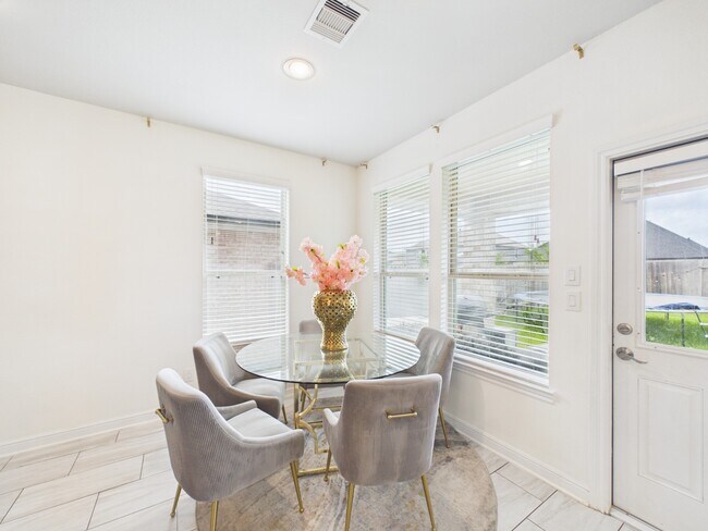 Building Photo - 24711 Miltonwood St