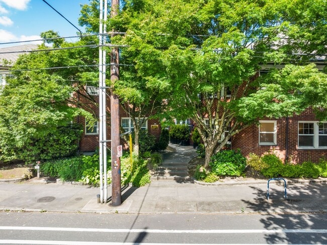 Building Photo - Bright 1 Bed condo in Kerns Neighborhood o...