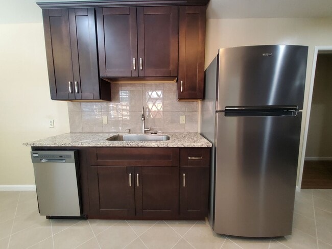 Building Photo - Lovely 3 bedroom 2 bath duplex with private garage and backyard