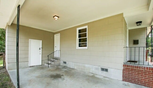 Building Photo - 2 Bed 1 Bath Home close to Memorial Hospital!