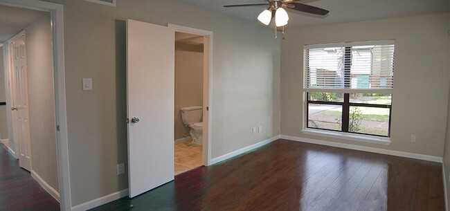 Primary bedroom has en-suite bathroom - 6723 Eastridge Dr