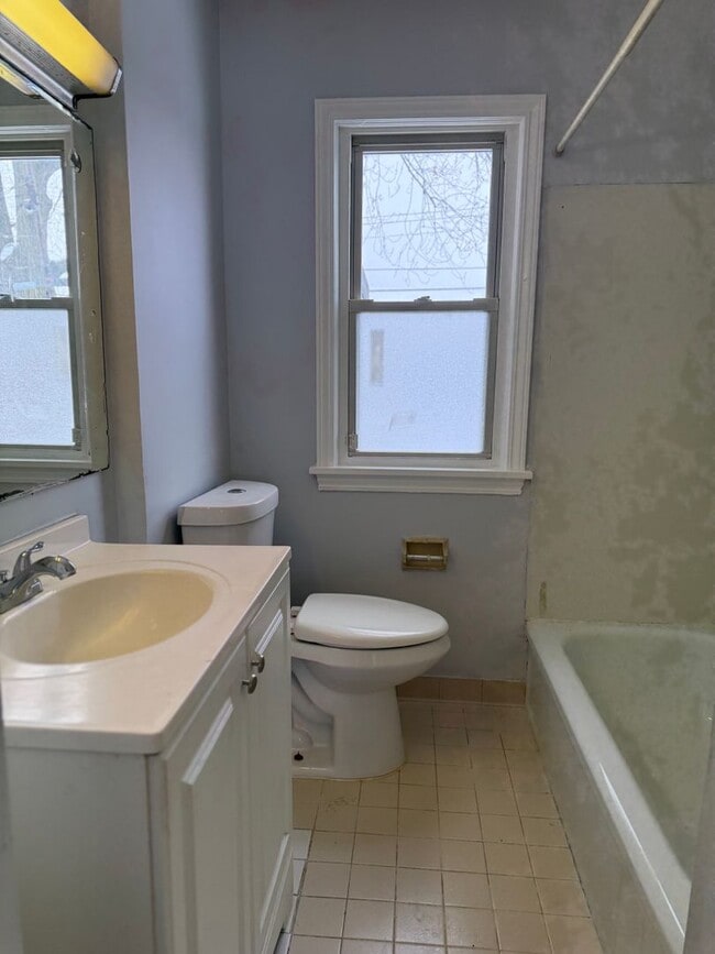 Building Photo - HOUSE CLOSE TO EVRYTHING YOU NEED.THIS HOME IS A MUST SEE!!!