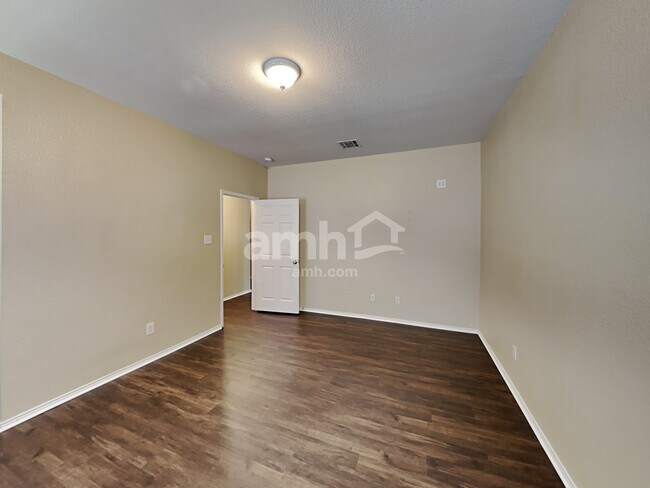 Building Photo - 106 Logan Ln