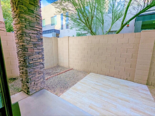 Building Photo - 2241 E Pinchot Ave