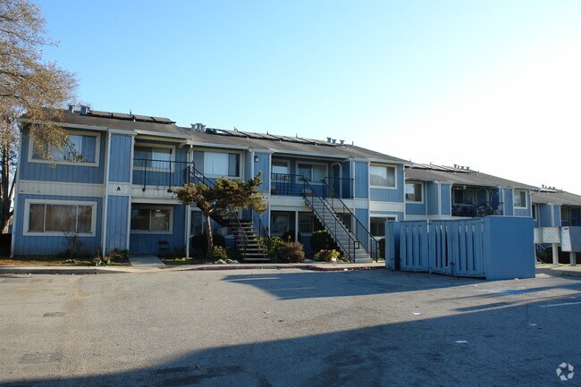 Building Photo - Lakeview