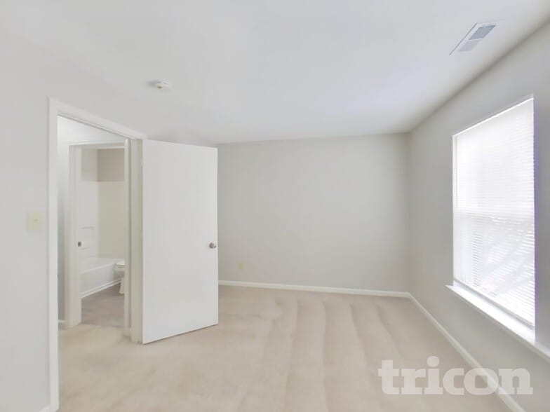 Building Photo - 1296 Edgewater Dr