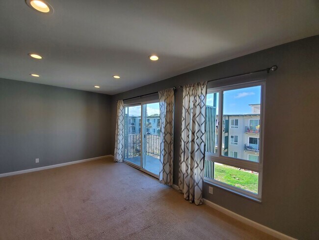 Building Photo - Top Floor studio with view of courtyard