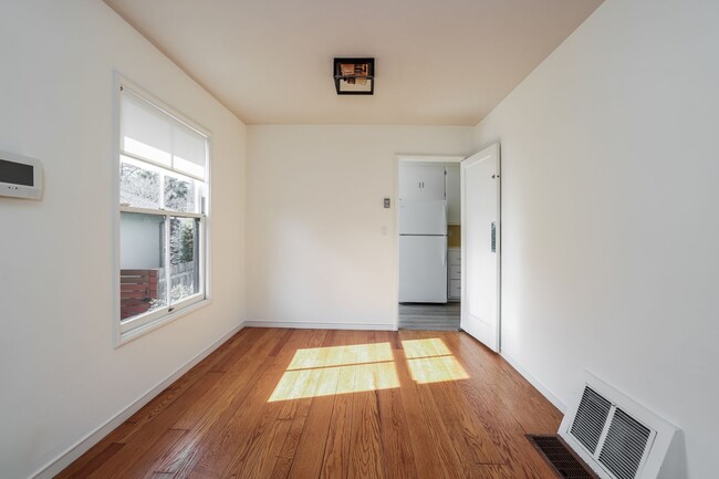 Building Photo - 3 Bedroom Home In Kensington!