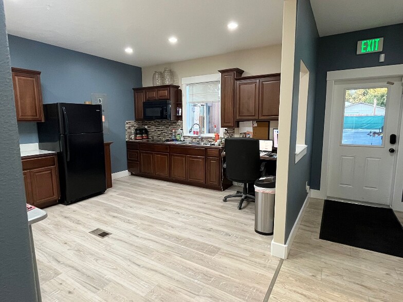 Building Photo - 613 W Clark St