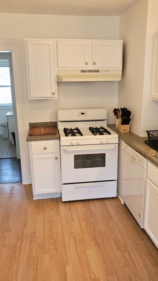 Building Photo - 1916 N Oliver Ave