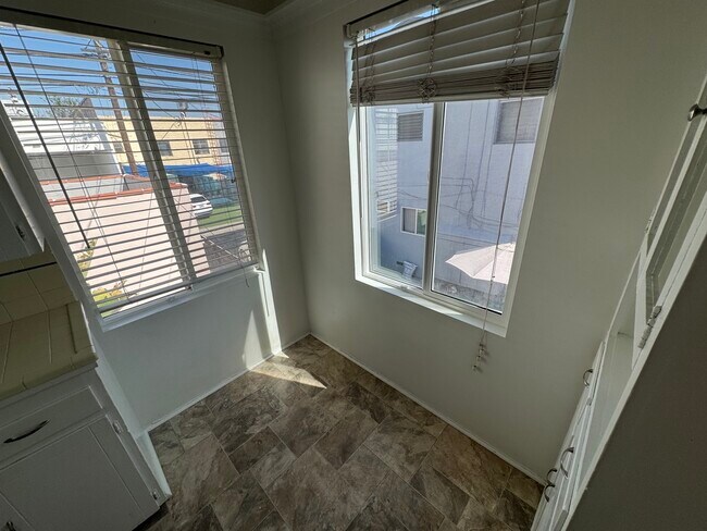 Building Photo - 9217 Alcott St