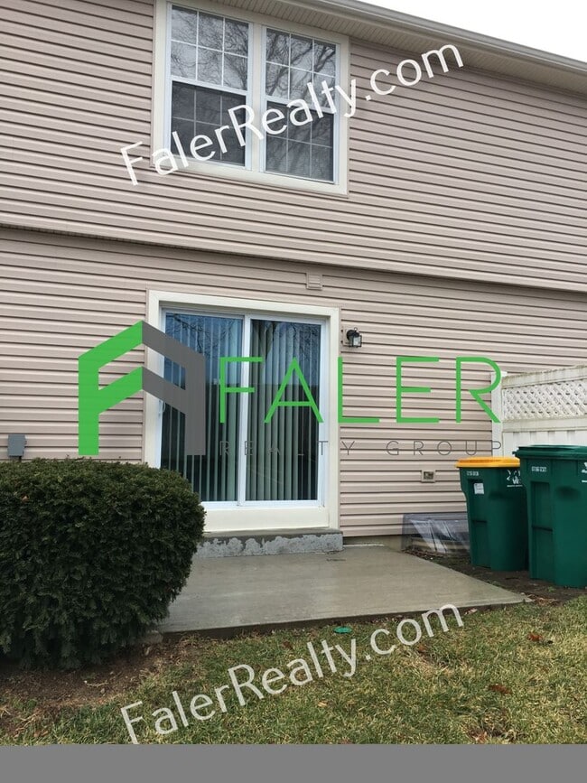 Building Photo - Spacious 2 Bed, 1.5 Bath Townhome