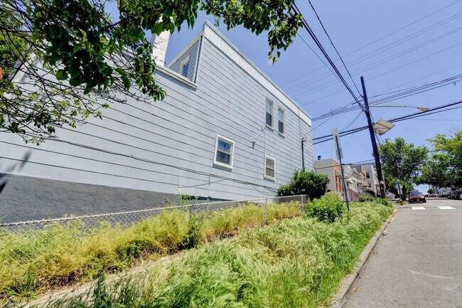 Building Photo - 477 Liberty Ave