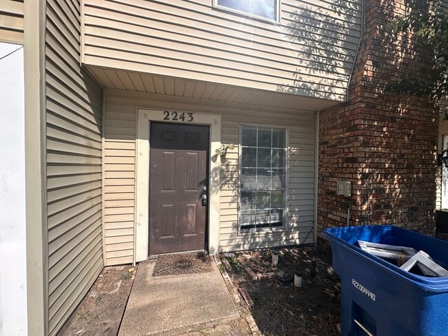 Building Photo - Spacious 2 story townhouse with fenced yard!